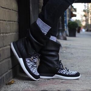 Women's Nike Roshe Two Hi Flyknit Leather Boots size 10